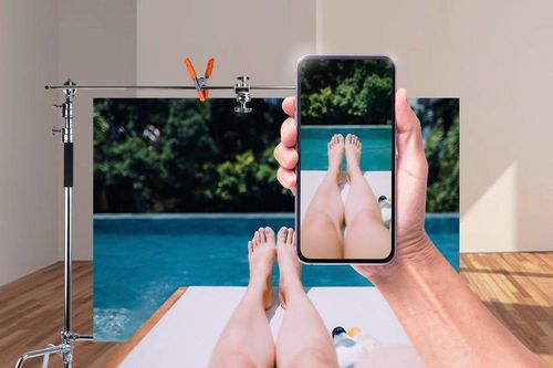Travel blogger du lịch qua màn hình trong mùa dịch