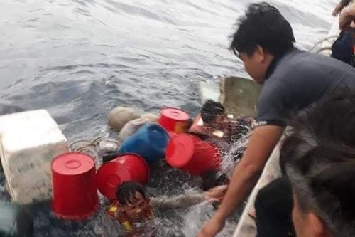 Tàu chìm, nhóm ngư dân ôm can nhựa lênh đênh trên biển