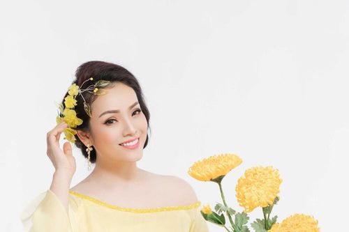 Tân Nhàn góp 100 triệu, kêu gọi ủng hộ máy xét nghiệm Covid-19 cho quê chồng