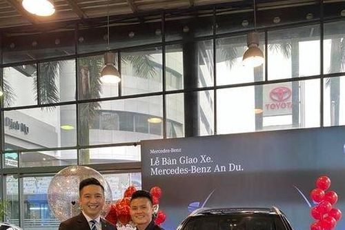 Tiền vệ Quang Hải 'về nhà' cùng Mercedes-Benz GLC300 mới toanh, giá gần 2,4 tỷ đồng