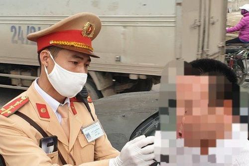 Gây tai nạn khi say xỉn, tài xế gọi điện thoại cho người thân cầu cứu