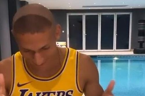 Sao Premier League tái hiện kiểu tóc móng ngựa của Ronaldo 'béo'