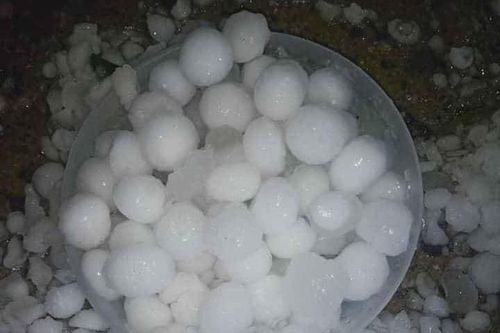 Dông lốc, mưa đá to như quả trứng gà làm hư hỏng nhiều nhà dân ở Lào Cai