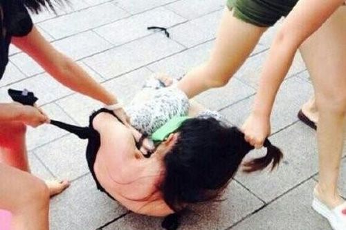 Mẹ rủ 2 con đi đánh ghen, cướp tài sản của 'tình địch'