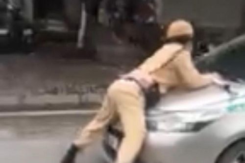 Bất tuân hiệu lệnh, tài xế taxi hất CSGT lên nắp capo rồi bỏ chạy
