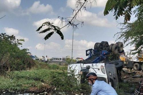 Xe bồn lật đổ tràn axit xuống ao nước gần nhà dân