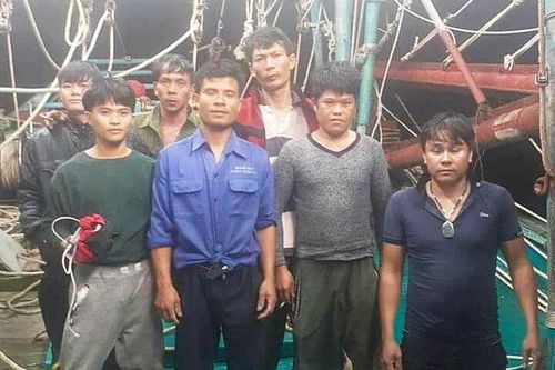 Ngư dân sống sót nhờ ôm can nhựa lênh đênh trên biển
