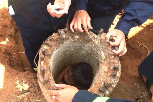 Giải cứu bé trai lọt xuống vị trí hiểm trụ điện cao thế