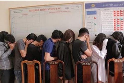 3 cô gái bị bắt quả tang thác loạn ma túy cùng 8 thanh niên trong khách sạn