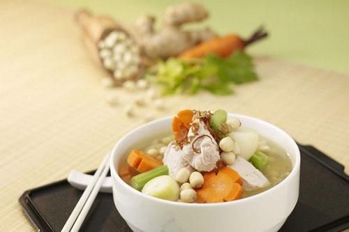 Mẹo nấu canh gà hầm hạt sen bổ dưỡng cho người mới ốm dậy