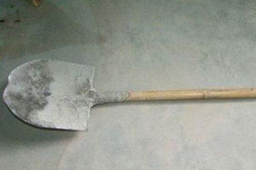 Dùng xẻng đánh người tình của mẹ, thanh niên 17 tuổi bị truy tố