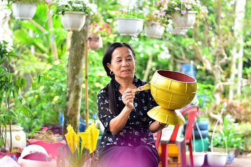 Biến rác thải nhựa thành chậu hoa