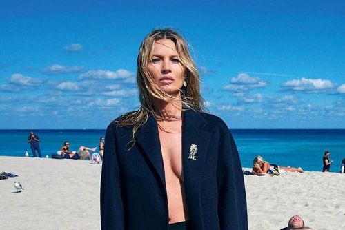 Kate Moss diện vest không nội y ở tuổi 46