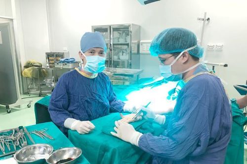 Người đàn ông Pháp suýt phải tháo đốt ngón tay vì tai nạn
