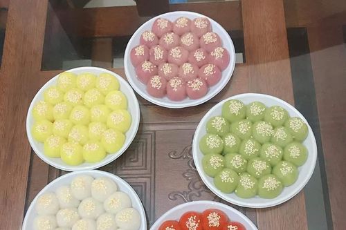 Bánh trôi ngũ sắc hút khách trước ngày Tết Hàn thực