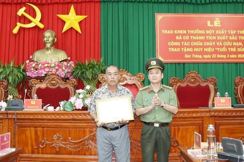 Khen thưởng tập thể, cá nhân có thành tích trong cứu nạn cứu hộ