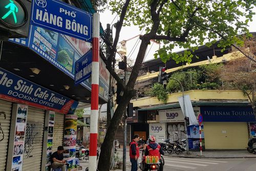 Nhiều hộ kinh doanh ở phố cổ Thủ đô chủ động đóng cửa để phòng dịch COVID-19