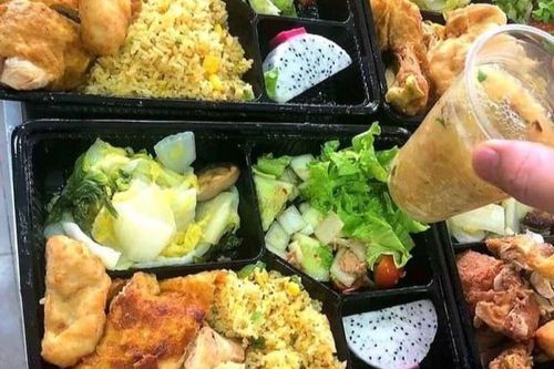 Dân mạng thế giới khoe bữa ăn đầy đủ trong khu cách ly