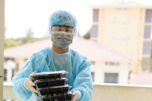 Nhân viên y tế, chiến sĩ vất vả, ướt đẫm mồ hôi vì phục vụ khu cách ly