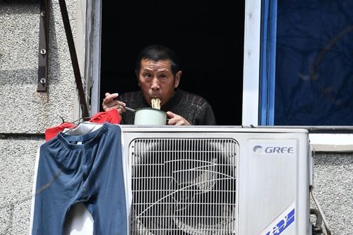 Người Vũ Hán đếm ngược đến ngày rời cuộc sống từ ban công, sân thượng