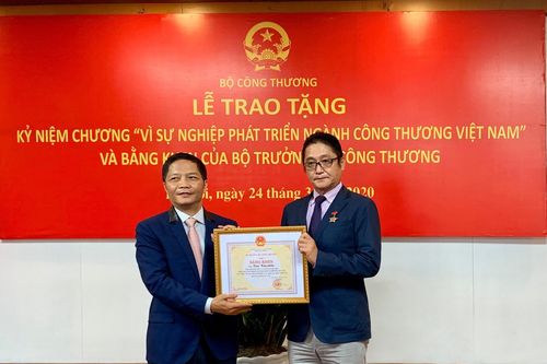 Tổng Giám đốc Toyota Việt Nam nhận bằng khen của Chính phủ