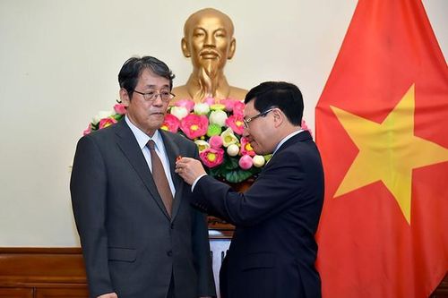 Trao Huân chương Hữu nghị tặng Đại sứ Nhật Bản tại Việt Nam