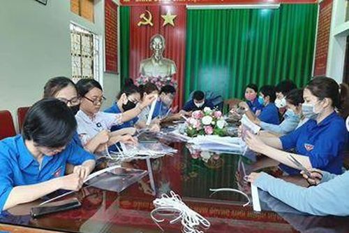 Đoàn thanh niên Bệnh viện làm kính chắn giọt bắn chống dịch COVID-19