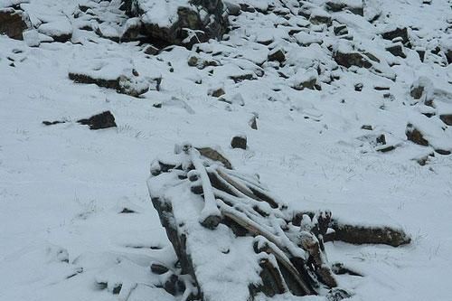 Lý do khiến hồ Roopkund chứa đến 800 bộ xương người là gì?