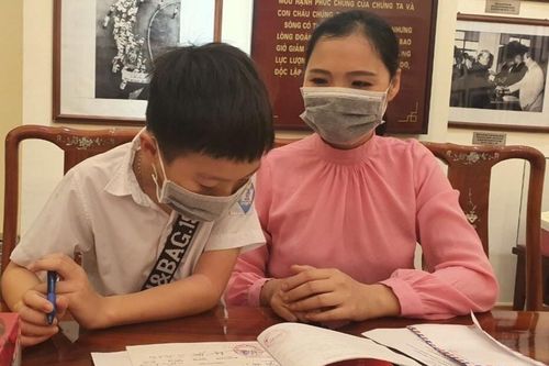 Bé 8 tuổi ủng hộ hết tiền tiết kiệm để 'các bác Chính phủ' chống dịch