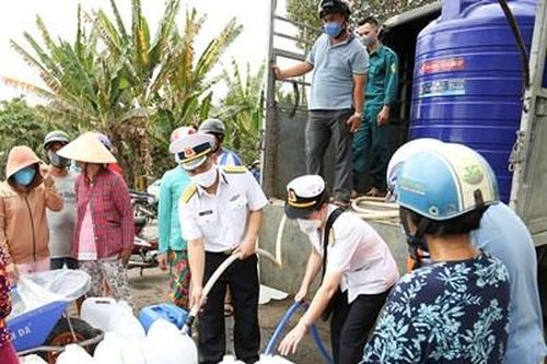 Cấp nước, tặng khẩu trang và tuyên truyền phòng, chống dịch Covid-19
