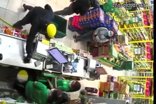 CLIP Hai đối tượng dùng súng cướp tài sản tại cửa hàng Bách Hóa Xanh