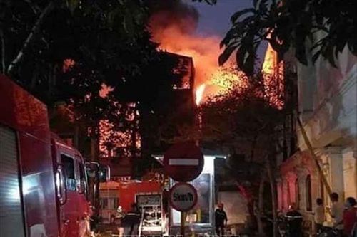 Cháy lớn ngôi nhà 3 tầng trên phố Hồ Đắc Di, Hà Nội