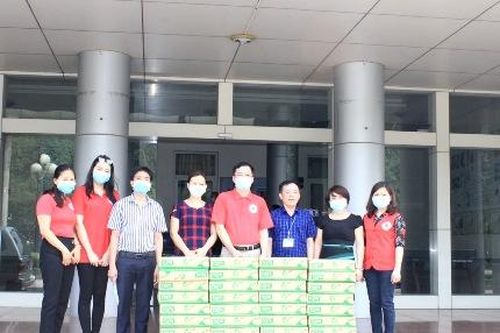 Tặng sữa cho những người trực tiếp làm nhiệm vụ phòng, chống dịch bệnh Covid-19