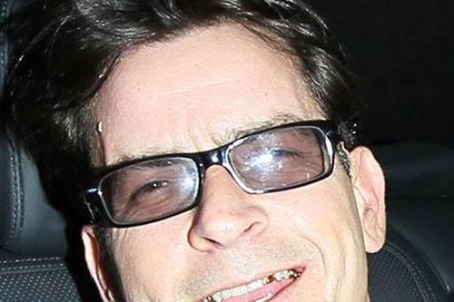 Cộng đồng mạng lan truyền video 'ăn chơi trác táng' của Charlie Sheen
