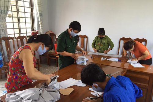 Thanh niên, cựu chiến binh cùng may khẩu trang chống dịch Covid-19