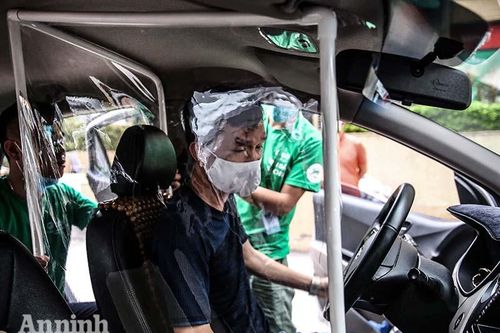 Taxi công nghệ ở Hà Nội lắp vách ngăn phòng Covid-19: Có thực sự yên tâm?