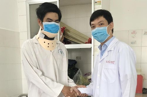 Lần đầu tiên thay đĩa đệm cột sống cổ nhân tạo ở Cần Thơ