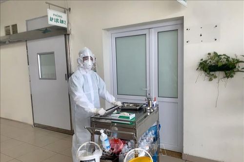 Những chiến sĩ 'áo trắng' nơi tuyến đầu chống dịch COVID-19