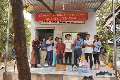 Hồng Ngự bàn giao 12 căn nhà tình thương cho hộ nghèo