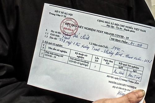 Người dân Hà Nội vui mừng khi âm tính với Covid-19 sau test nhanh