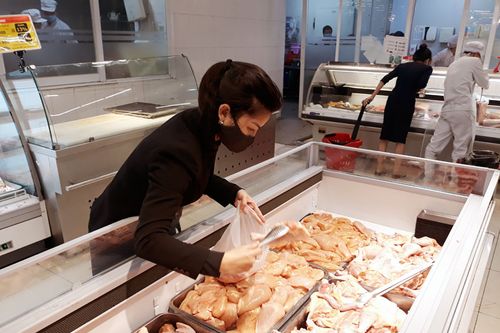 Giá gia cầm xuất chuồng giảm mạnh, siêu thị, chợ vẫn ở mức cao