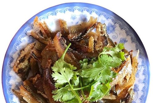 Hao cơm với cá trích nướng rim ngọt