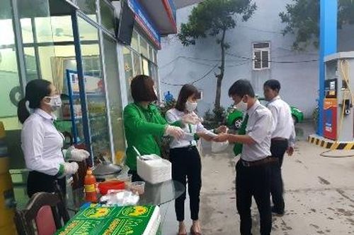 Công ty Mai Linh Ninh Bình thực hiện phát ăn sáng miễn phí cho lái xe
