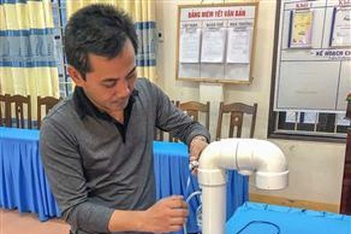 Thầy giáo chế tạo máy rửa tay tự động diệt khuẩn chống COVID-19