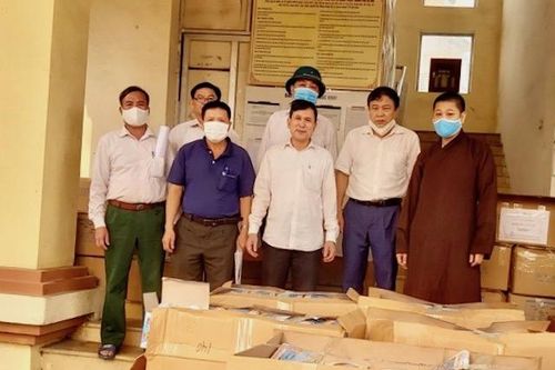Huyện Mê Linh: Một nhà chùa tặng 50.000 khẩu trang cho người dân