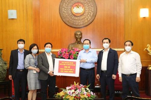 Tiếp sức cho các 'chiến sĩ' nơi tuyến đầu chống dịch COVID-19
