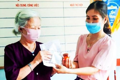 Xúc động cụ bà 87 tuổi tháo đôi bông tai ủng hộ địa phương chống dịch Covid-19