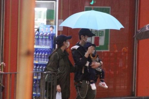 Trịnh Gia Dĩnh khó chịu vì bị đeo bám
