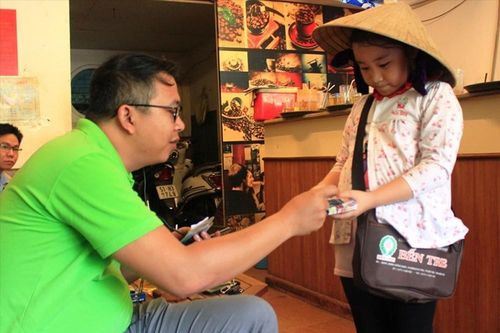 Chăm sóc cả người lang thang, bán vé số trong dịch COVID-19