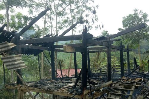 Một nhà sàn của người dân bị lửa thiêu rụi